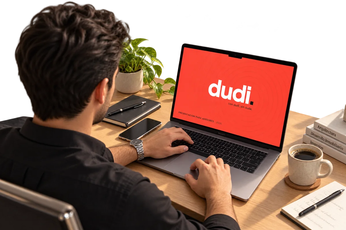 Asesor abriendo en su laptop la presentación de dudi para asesores