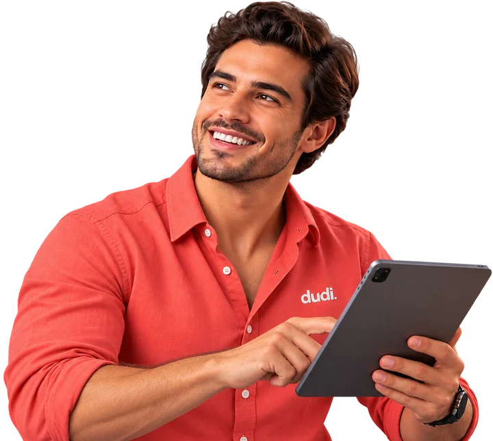 Asesor de dudi sonriendo con una tablet en la mano