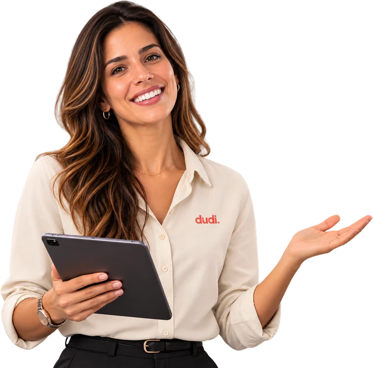 Asesora de dudi sonriendo con una tablet, señalando las preguntas frecuentes